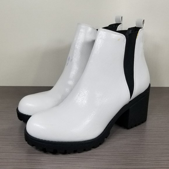 Dirty Laundry Lisbon Bootie, White & Black Faux Leather, Womens Size 8 / 38.5 - Picture 3 of 11
